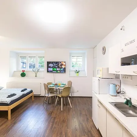 Cozy Basement Flat, Skyshowtime, 3 Minutes To Center Апартаменты Прага