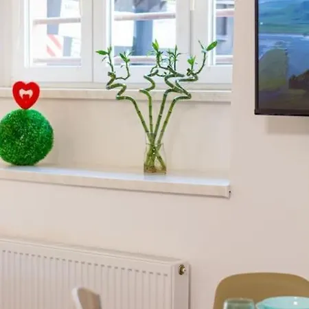 Cozy Basement Flat, Skyshowtime, 3 Minutes To Center Апартаменты *