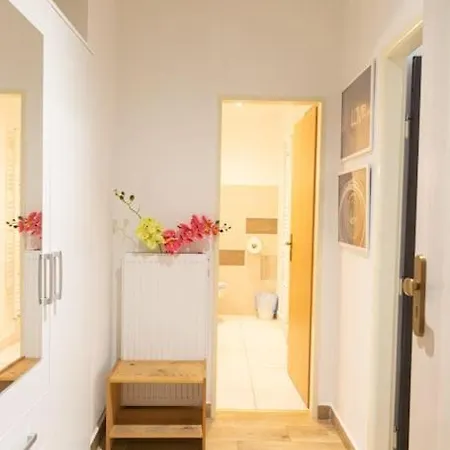 Cozy Basement Flat, Skyshowtime, 3 Minutes To Center Lägenhet