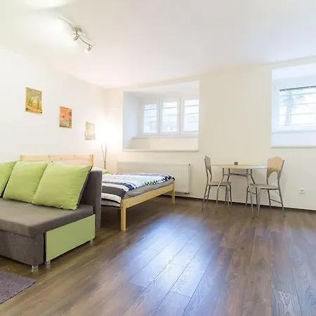 Apartment Cozy Basement Flat, Skyshowtime, 3 Minutes To Center *