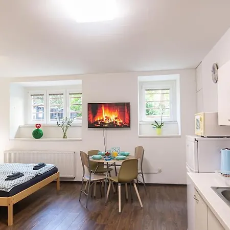 Cozy Basement Flat, Skyshowtime, 3 Minutes To Center Prague