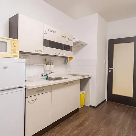 Apartment Cozy Basement Flat, Skyshowtime, 3 Minutes To Center