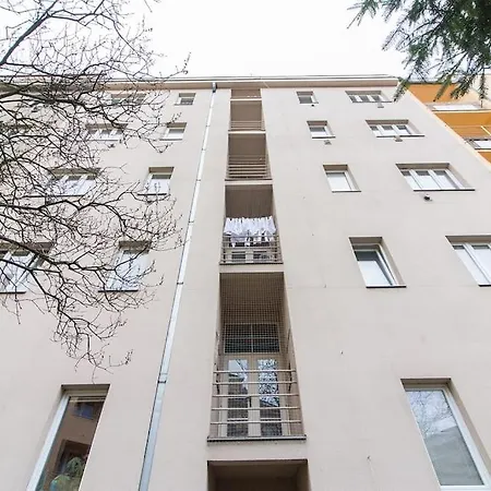 Apartment Cozy Basement Flat, Skyshowtime, 3 Minutes To Center *