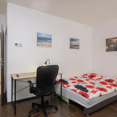 Cozy Basement Flat, Skyshowtime, 3 Minutes To Center Apartman *