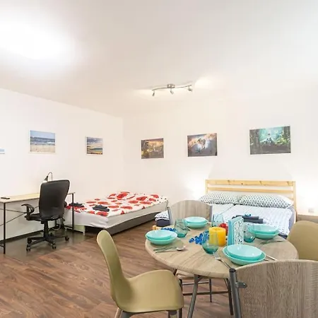 Cozy Basement Flat, Skyshowtime, 3 Minutes To Center Prague