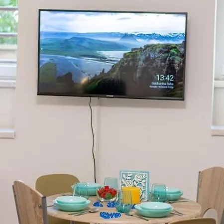 Apartment Cozy Basement Flat, Skyshowtime, 3 Minutes To Center *