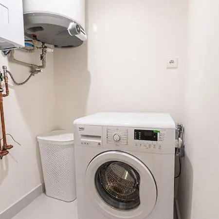 Apartment Cozy Basement Flat, Skyshowtime, 3 Minutes To Center
