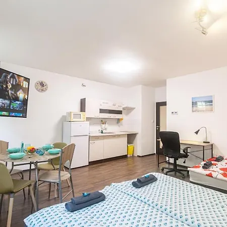 Cozy Basement Flat, Skyshowtime, 3 Minutes To Center Prague