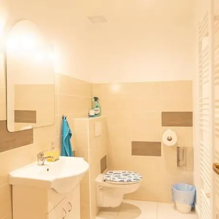 Cozy Basement Flat, Skyshowtime, 3 Minutes To Center Apartment *