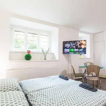 Cozy Basement Flat, Skyshowtime, 3 Minutes To Center Lägenhet